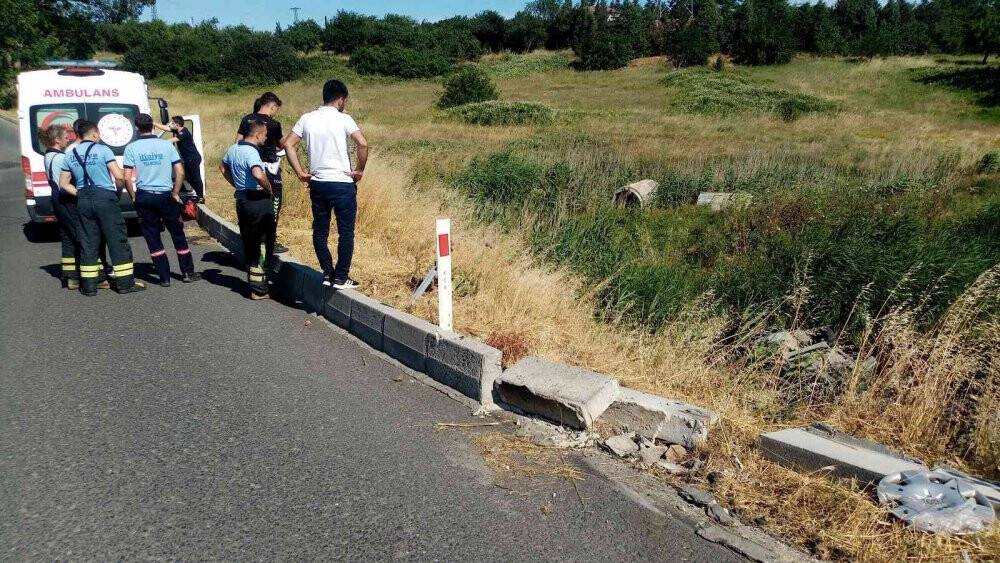 Otomobil dereye uçup suya gömüldü: Araçtakiler yüzerek karaya çıktı