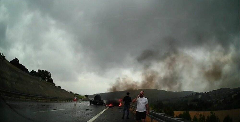 1 kişinin öldüğü 2 aracın yandığı kaza anı kameralarda