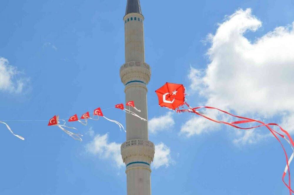 Dev Türk bayrağı uçurtması Çamlıca Camii’nde havalandı