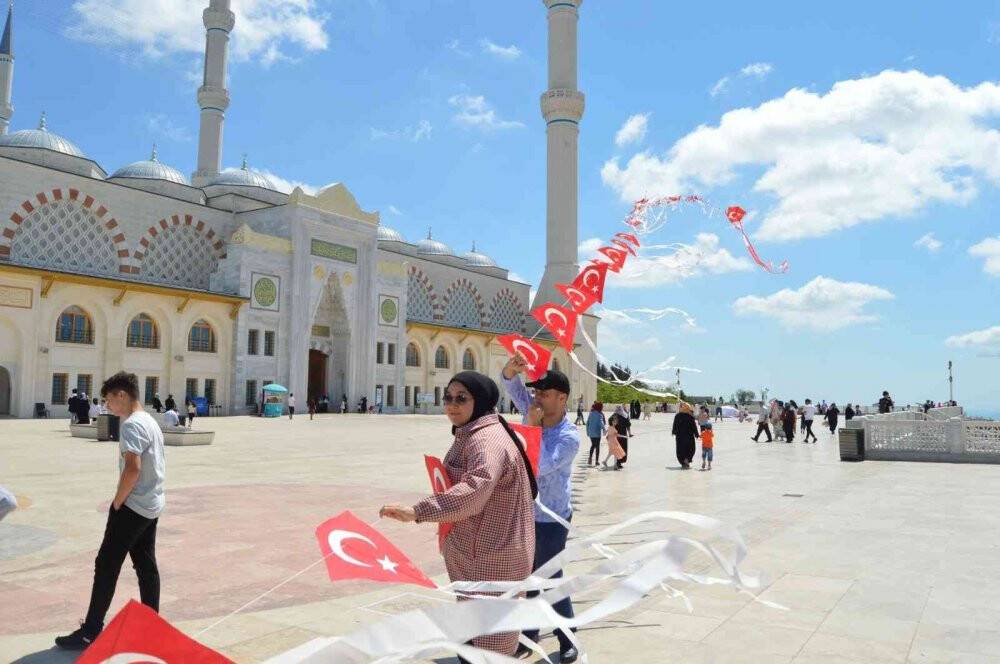Dev Türk bayrağı uçurtması Çamlıca Camii’nde havalandı