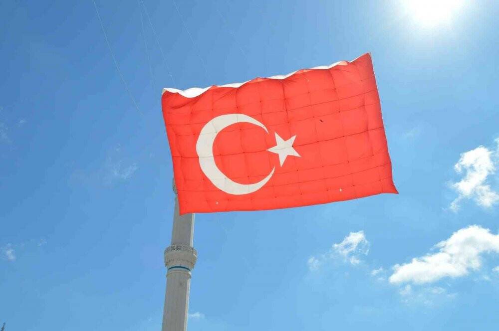 Dev Türk bayrağı uçurtması Çamlıca Camii’nde havalandı