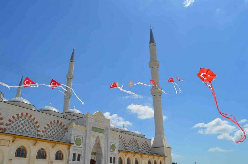 Dev Türk bayrağı uçurtması Çamlıca Camii’nde havalandı