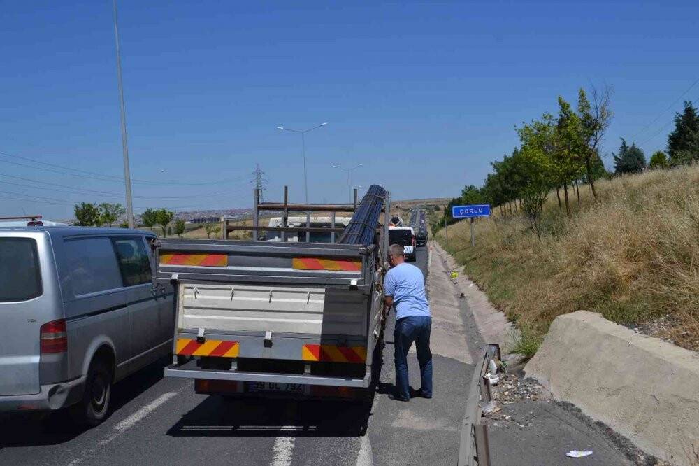 Kamyonet kasasından yola fırlayan demirler kazaya neden oldu