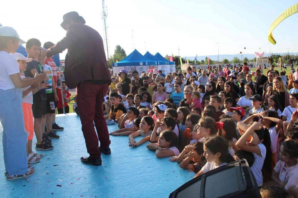 Kanseri yenen çocuklar maske attı
