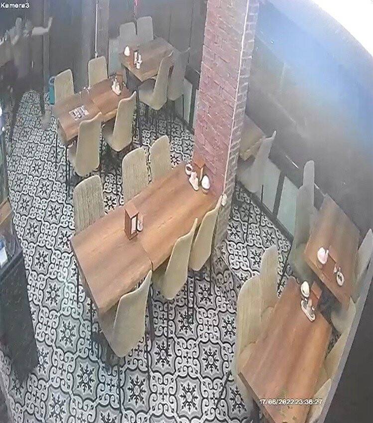 Kebapçının tavanı çöktü, çalışanlar canını zor kurtardı