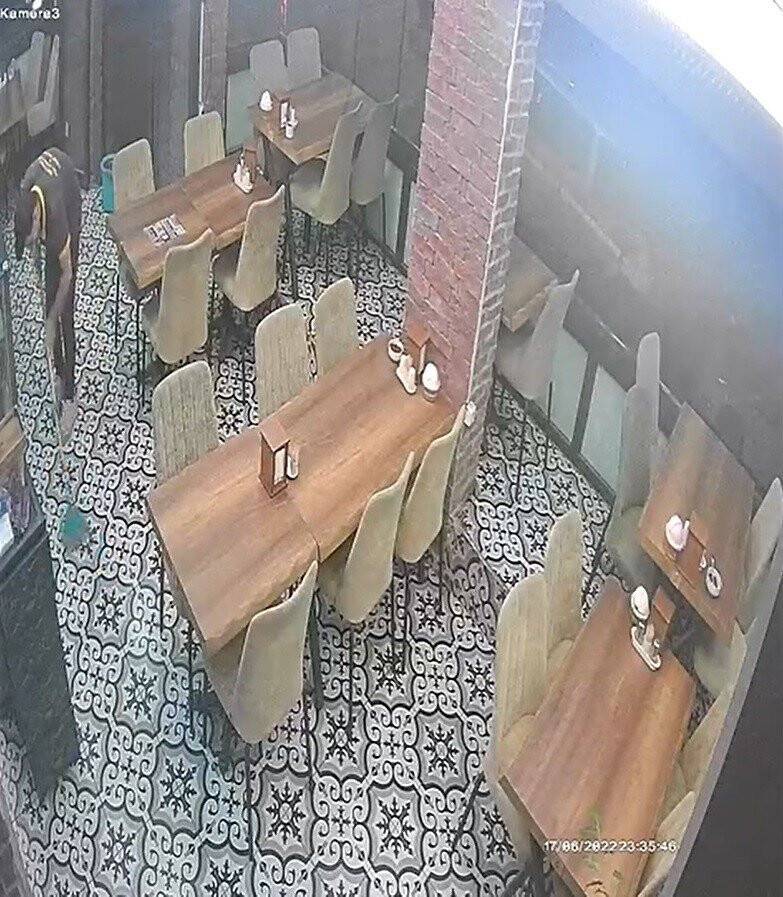 Kebapçının tavanı çöktü, çalışanlar canını zor kurtardı