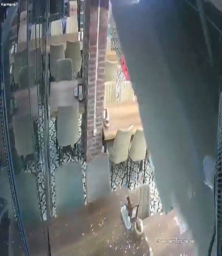 Kebapçının tavanı çöktü, çalışanlar canını zor kurtardı