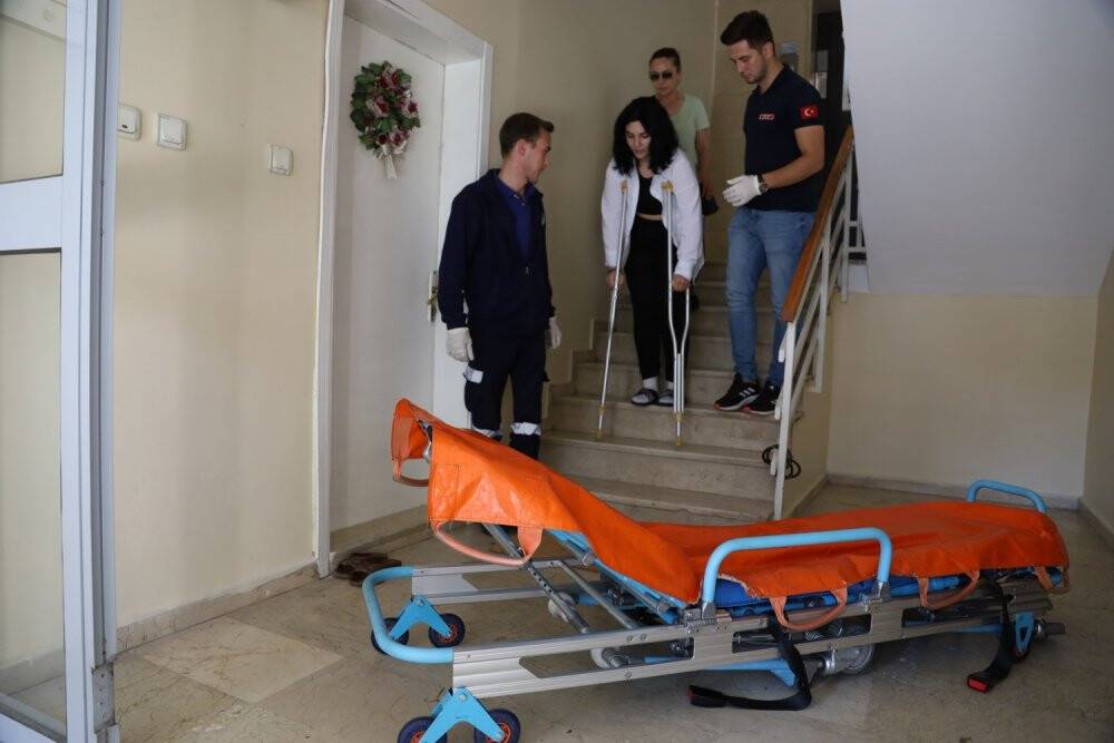 Trafik kazası geçiren genç sınava ambulansla geldi
