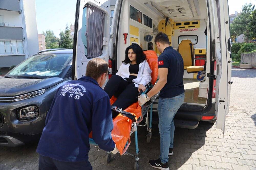 Trafik kazası geçiren genç sınava ambulansla geldi