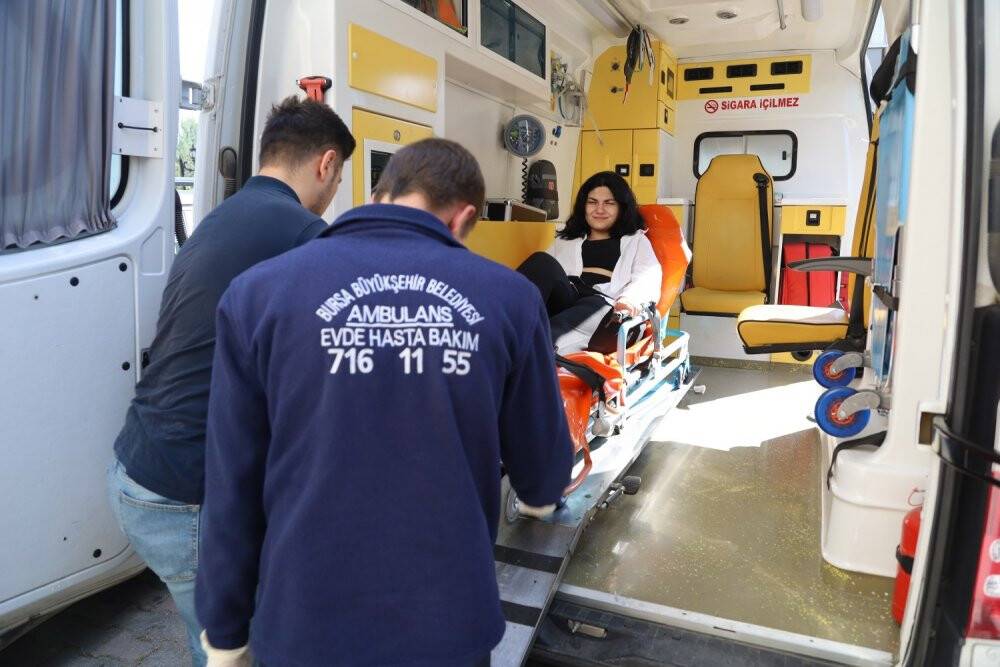 Trafik kazası geçiren genç sınava ambulansla geldi