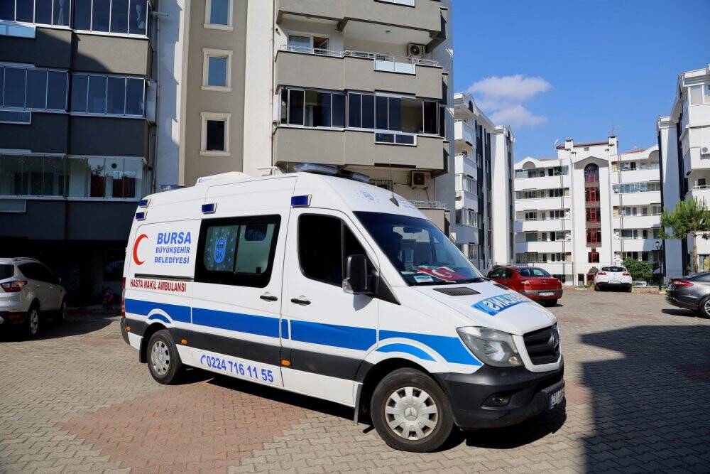 Trafik kazası geçiren genç sınava ambulansla geldi