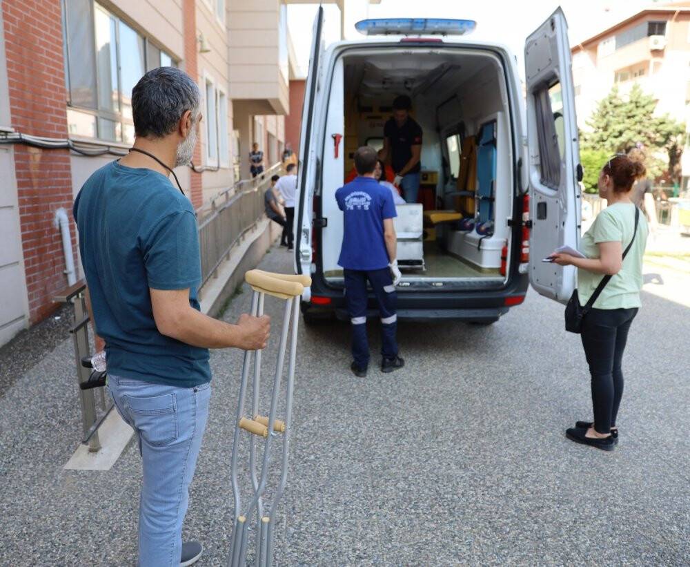 Trafik kazası geçiren genç sınava ambulansla geldi