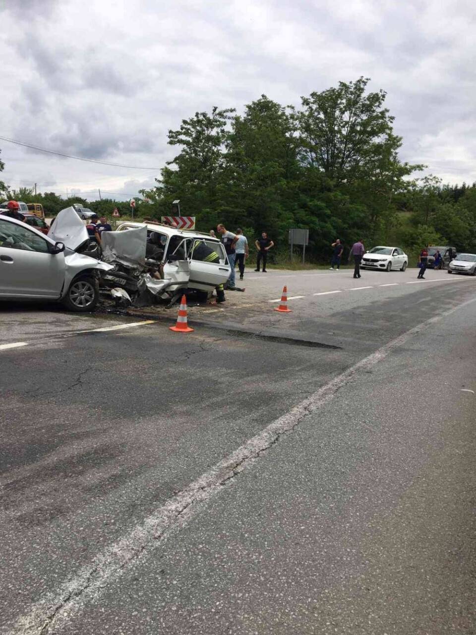 3 otomobil çarpıştı, sıkışan yaralıları itfaiye ekipleri çıkardı