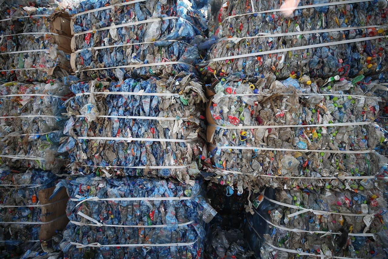 aa-20220619-28197900-28197885-plastik-atiklardan-urettikleri-pet-levha-ve-ham-maddeleri-50-ulkeye-ihrac-ediyorlar.jpg