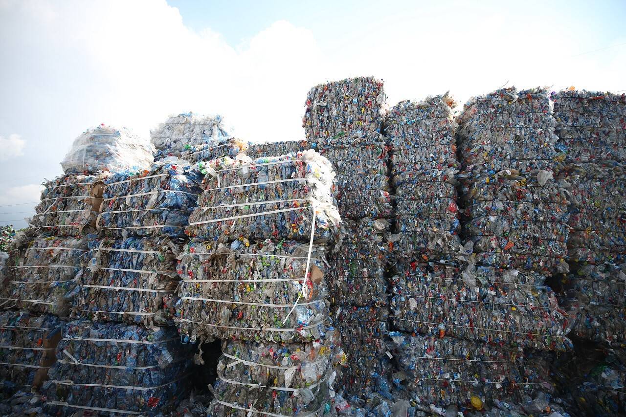aa-20220619-28197900-28197886-plastik-atiklardan-urettikleri-pet-levha-ve-ham-maddeleri-50-ulkeye-ihrac-ediyorlar.jpg