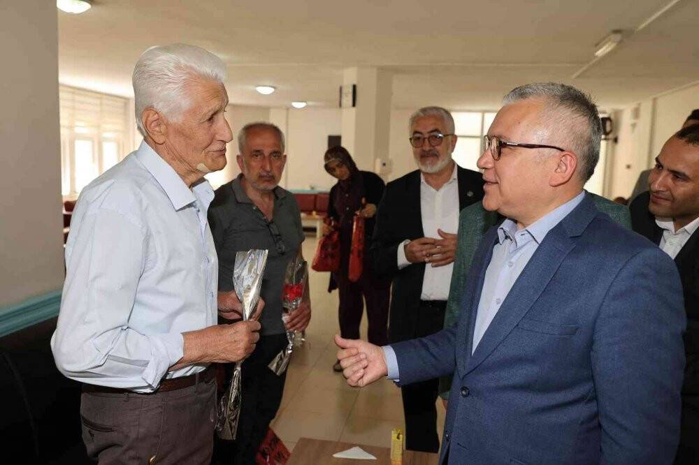 Babalar gününde huzurevine anlamlı ziyaret