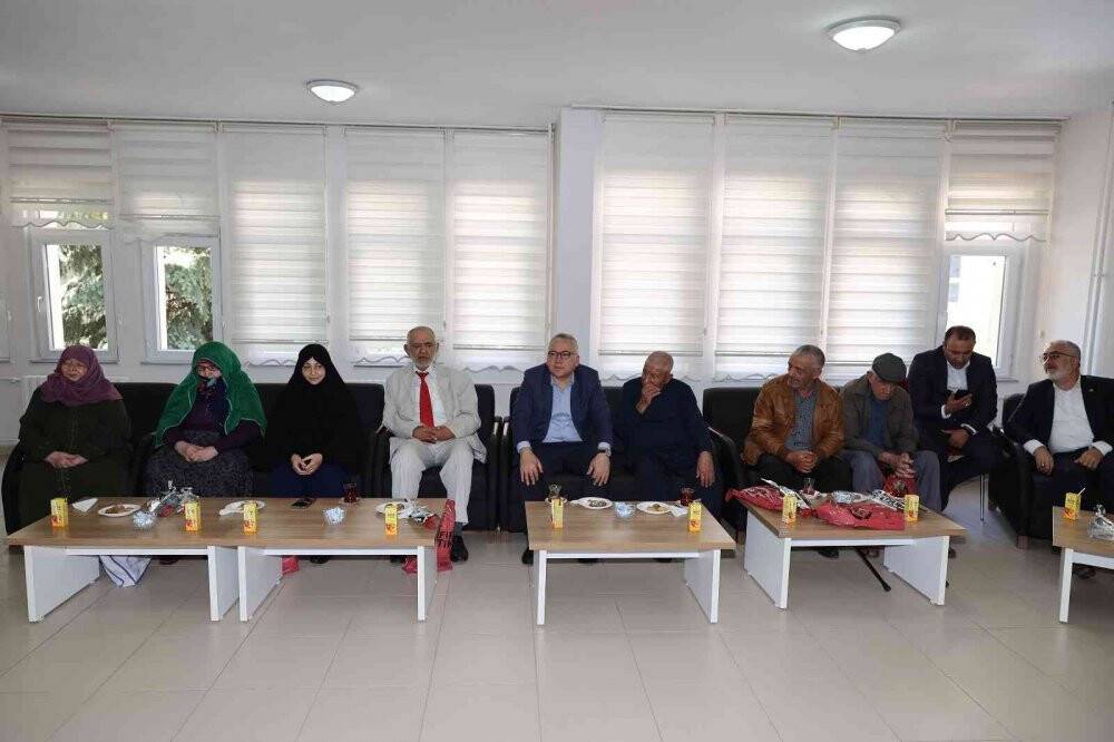 Babalar gününde huzurevine anlamlı ziyaret