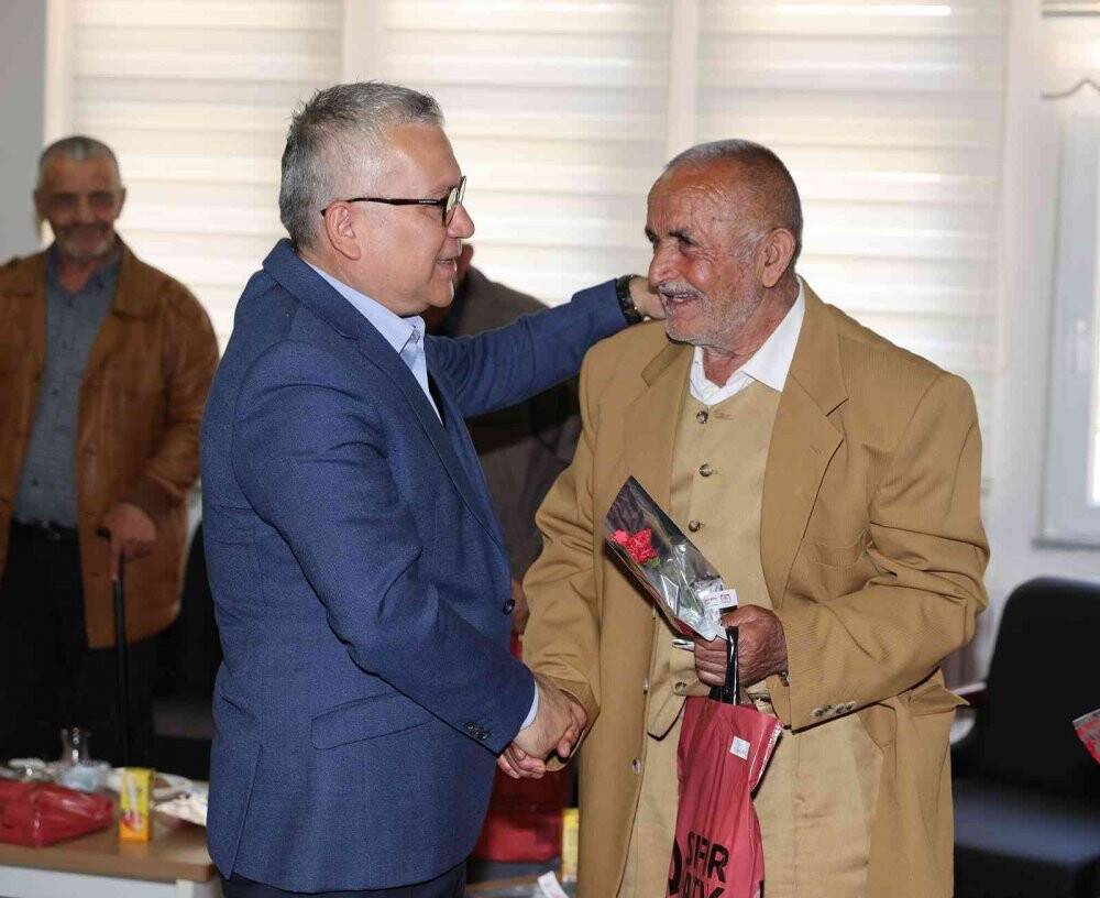 Babalar gününde huzurevine anlamlı ziyaret