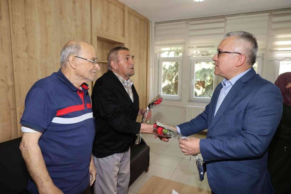 Babalar gününde huzurevine anlamlı ziyaret