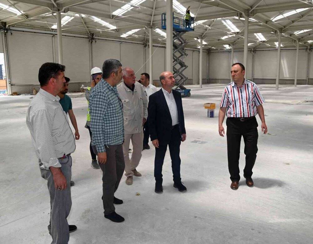 Başkan Pekyatırmacı  Sancak Kapalı Pazar  Yeri'ndeki çalışmaları inceledi