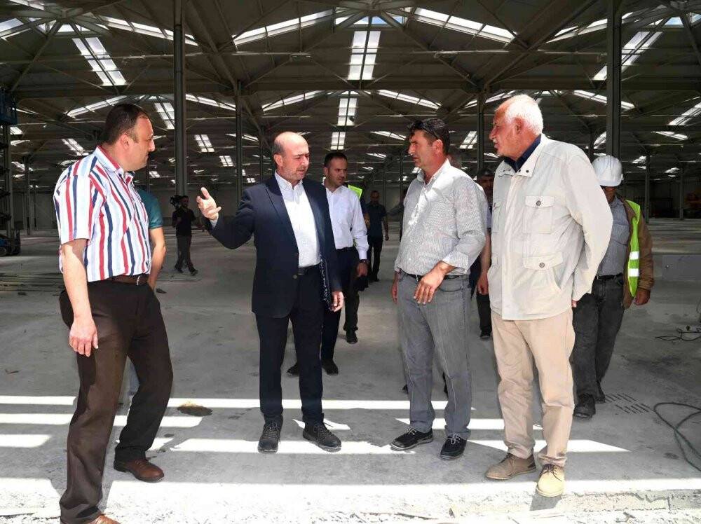 Başkan Pekyatırmacı  Sancak Kapalı Pazar  Yeri'ndeki çalışmaları inceledi