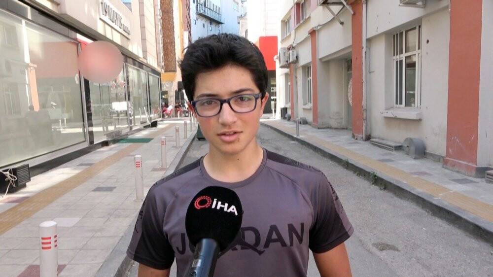 Bisikletliyle giderken otomobil çarptı: O an kamerada