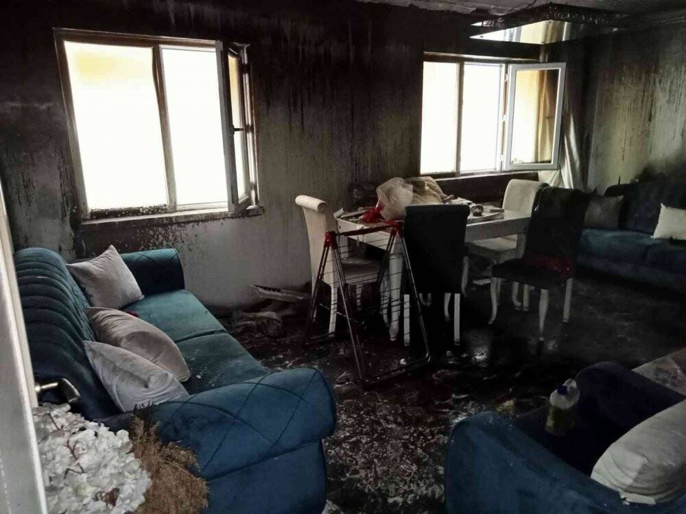 Eşine sinirlenerek yaktığı ev küle döndü