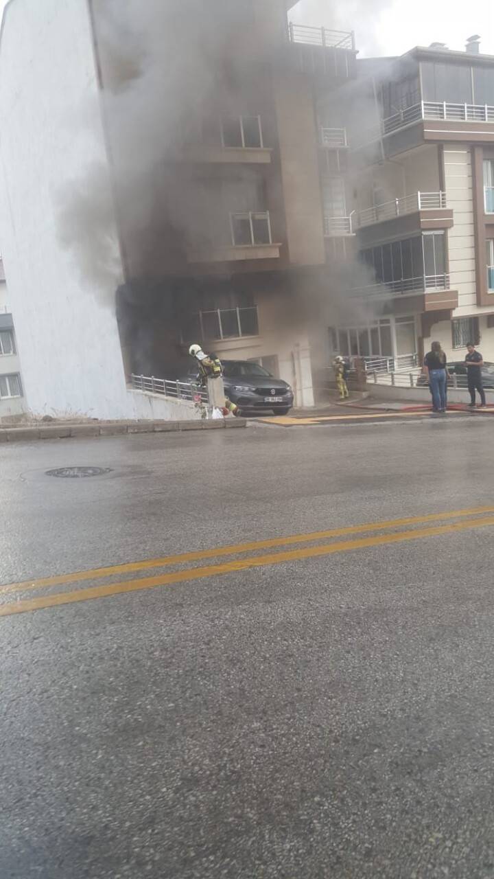 Eşine sinirlenerek yaktığı ev küle döndü