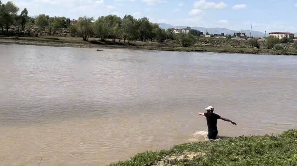 Murat Nehri’nde mahsur kalan çocuğun yardımına vatandaş yetişti