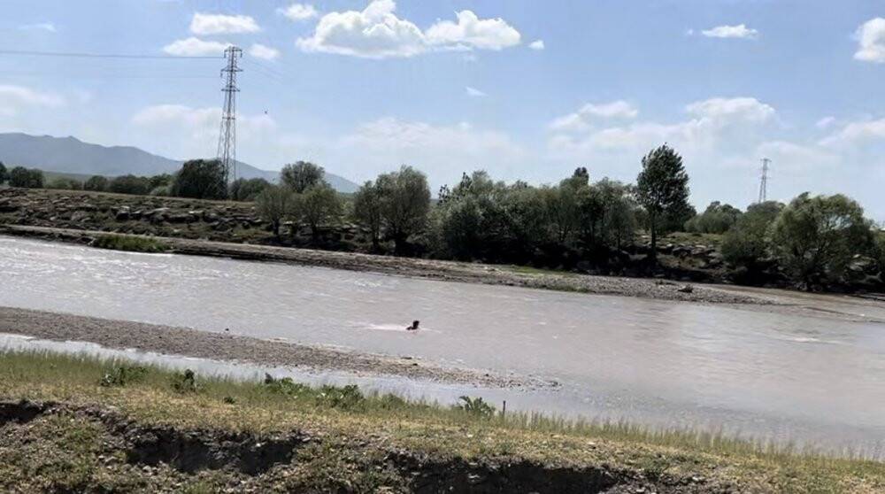 Murat Nehri’nde mahsur kalan çocuğun yardımına vatandaş yetişti