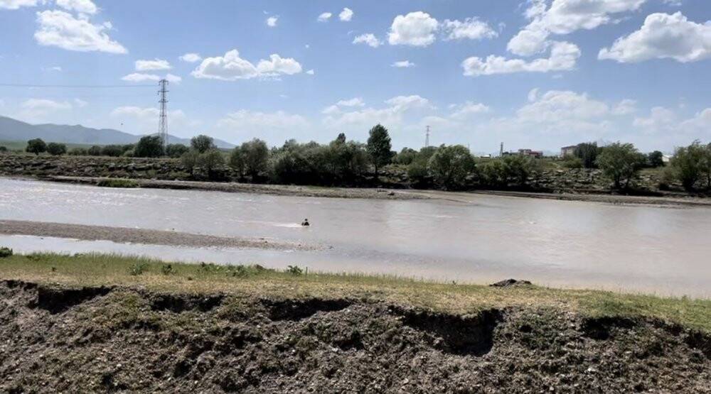 Murat Nehri’nde mahsur kalan çocuğun yardımına vatandaş yetişti