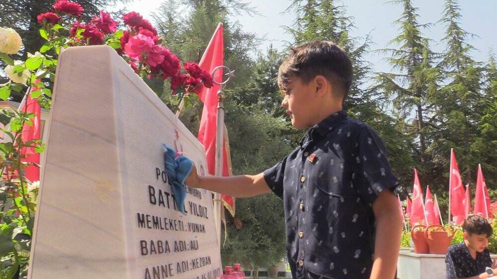 Şehit polis memurunun eşi ve çocukları Babalar Günü'ne buruk girdi