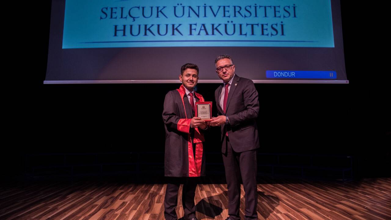 selcuk-universitesinde-genc-hukukcular-mezuniyet-sevinci-yasadi-3.jpg