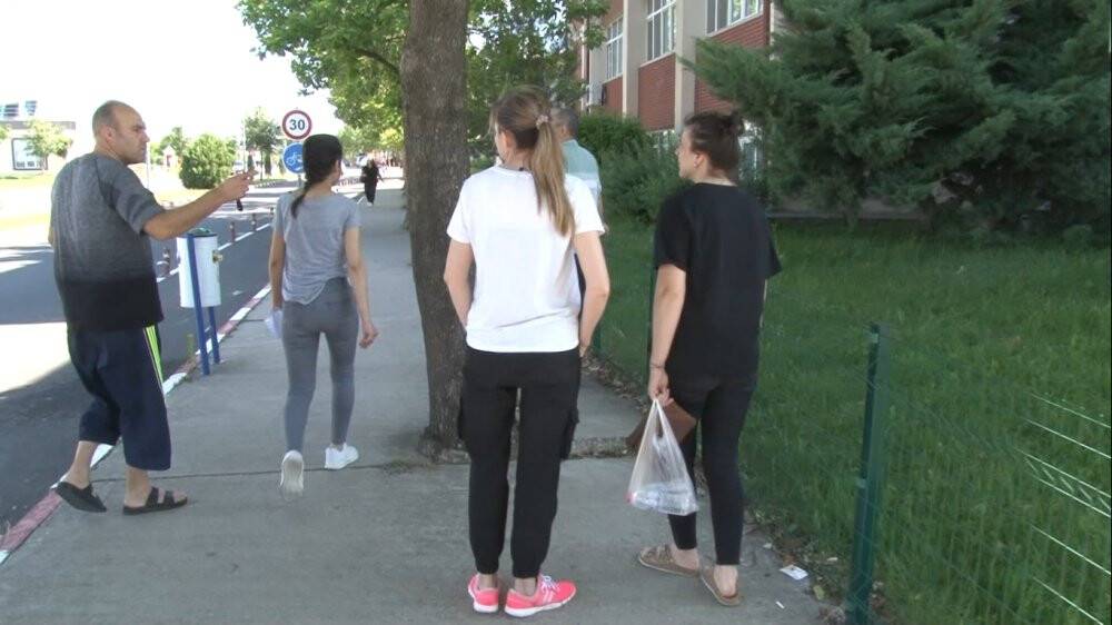 Sınava geç kalan kızı için dakikalarca dil döktü