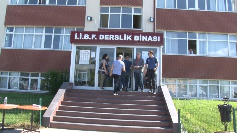 Sınava geç kalan kızı için dakikalarca dil döktü