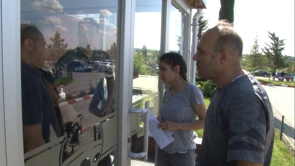 Sınava geç kalan kızı için dakikalarca dil döktü