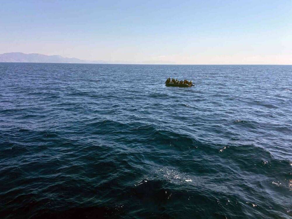 28 göçmen kurtarıldı, 94 göçmen yakalandı