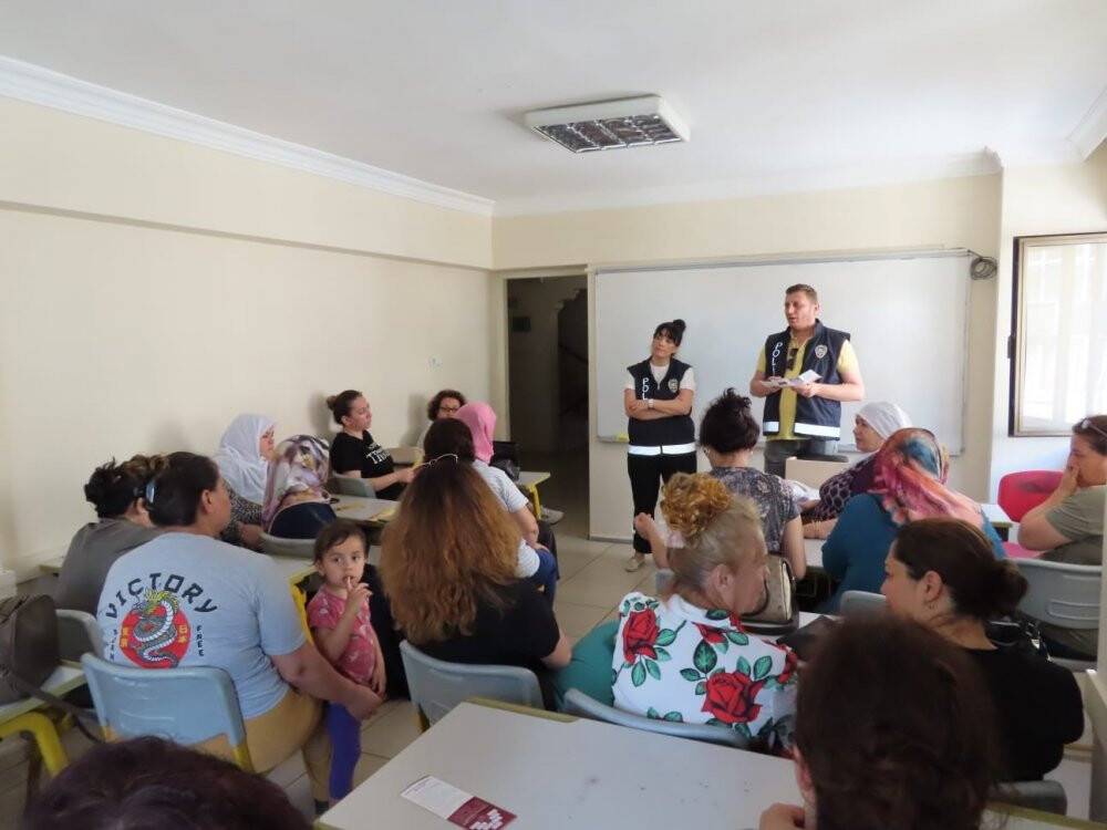 Aydın’da kadınlara KADES tanıtıldı