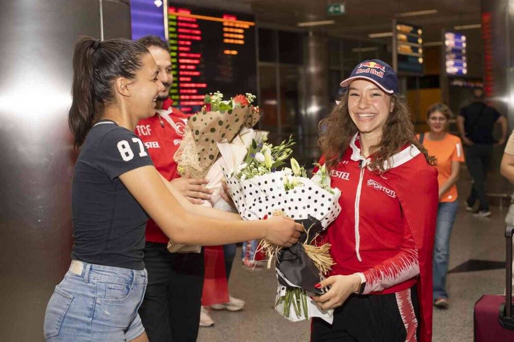 Ayşe Begüm Onbaşı, dünya ikinciliğiyle yurda döndü