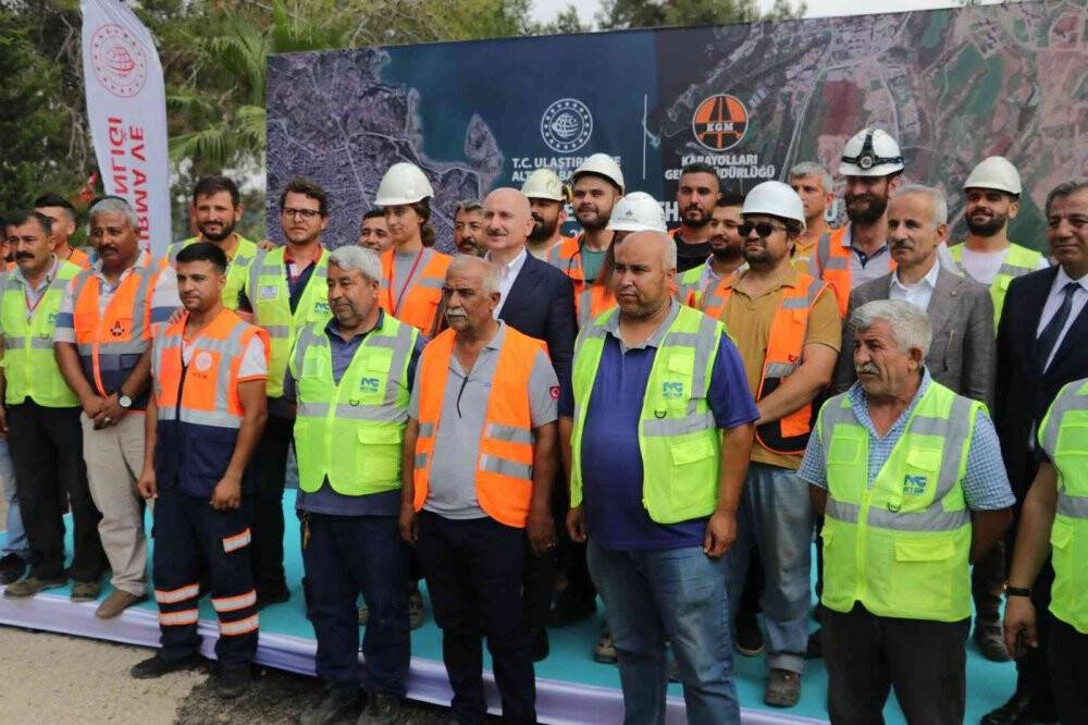 Bakan Karaismailoğlu 15 Temmuz Şehitler Köprüsü'nün şantiyesinde incelemelerde bulundu