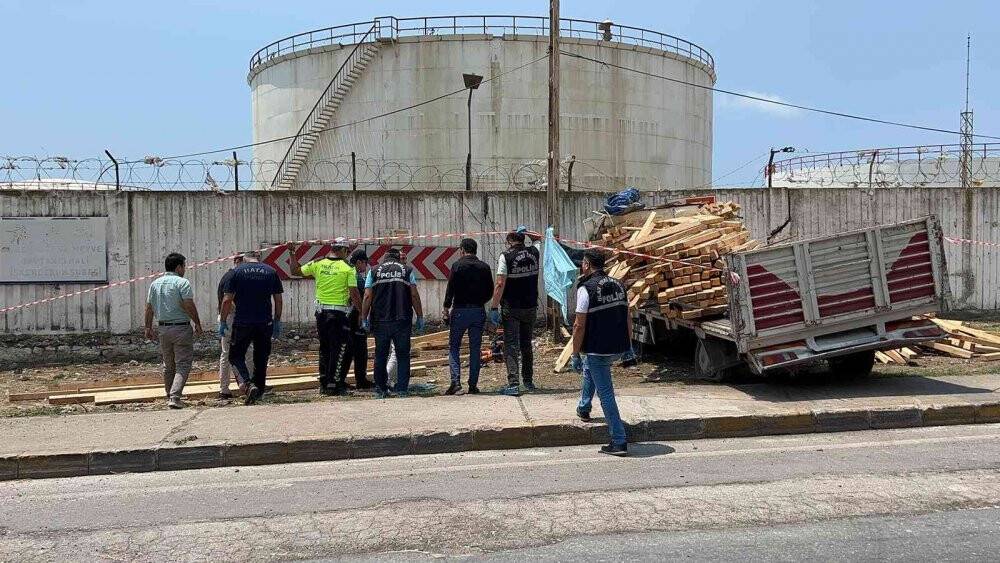 Freni boşalan kamyonet duvara çarptı, sürücü hayatını kaybetti