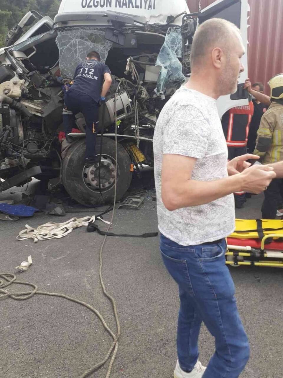 Kamyona arkadan çarpan tırın sürücüsü araçta sıkıştı