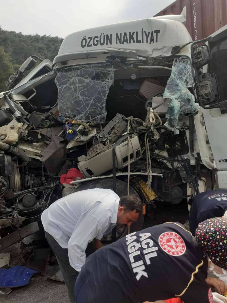 Kamyona arkadan çarpan tırın sürücüsü araçta sıkıştı