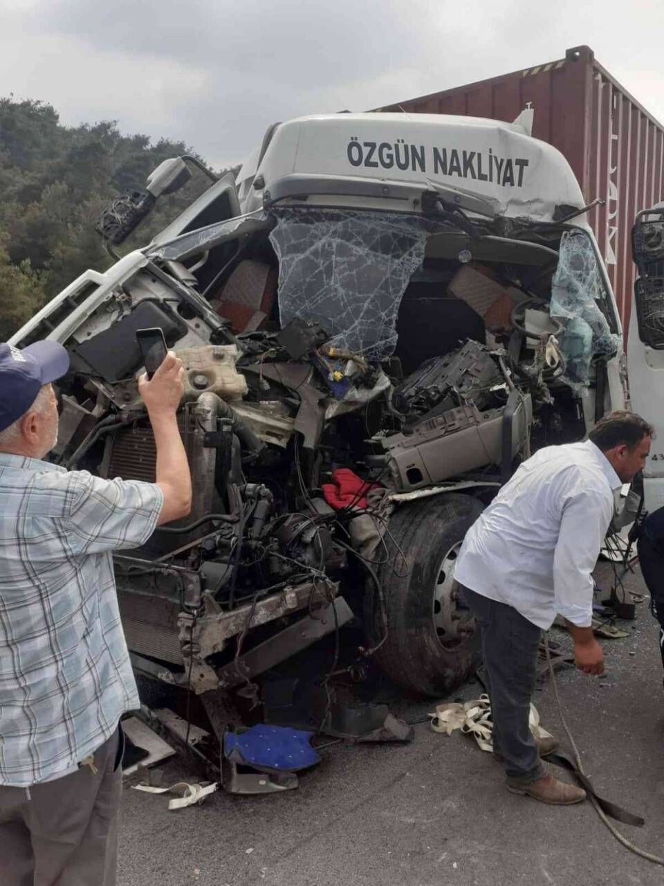 Kamyona arkadan çarpan tırın sürücüsü araçta sıkıştı
