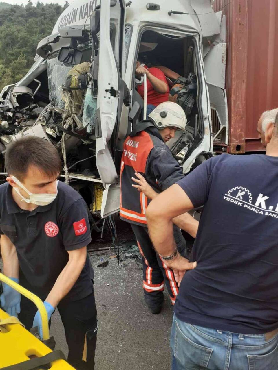 Kamyona arkadan çarpan tırın sürücüsü araçta sıkıştı