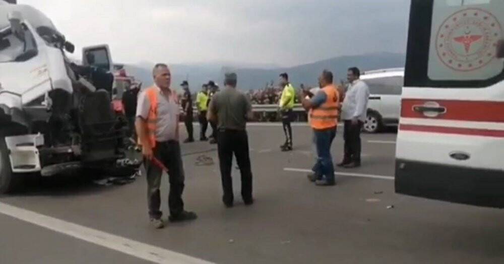 Kamyona arkadan çarpan tırın sürücüsü araçta sıkıştı