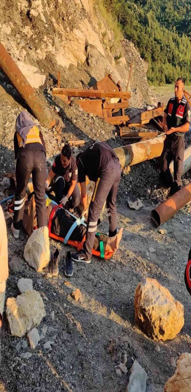 Yaşlı adam ve çocuk kayalıklarda mahsur kaldı