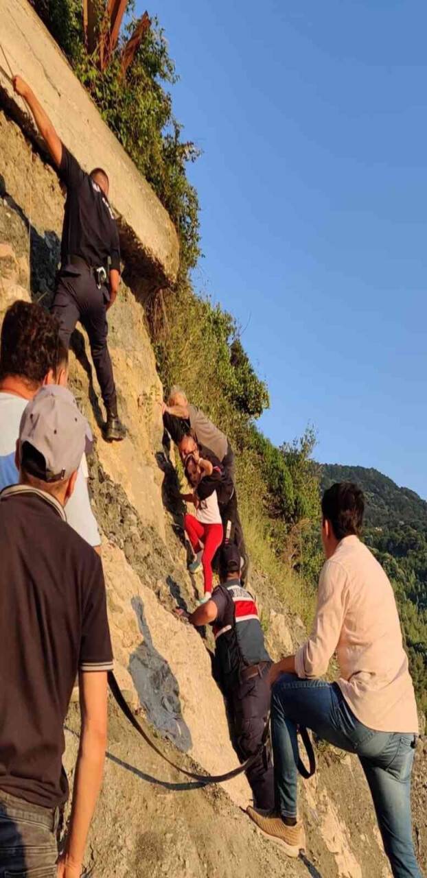 Yaşlı adam ve çocuk kayalıklarda mahsur kaldı
