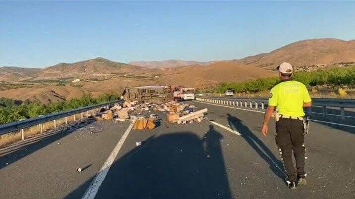 Yolcu otobüsüyle kargo kamyonu çarpıştı: 17 yaralı