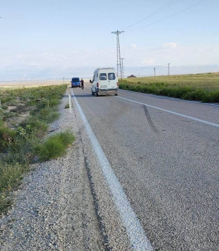 Araçtan inen çocuğa minibüs çarptı